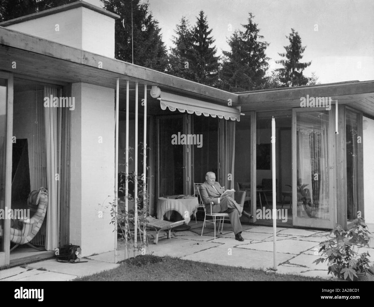 Federal Minister of Economics Ludwig Erhard privately on the terrace of his house in Gmund am Tegernsee (architect: Sep Ruf). Undated photo. Copyright Notice: Max Scheler / SZ Photo. Stock Photo