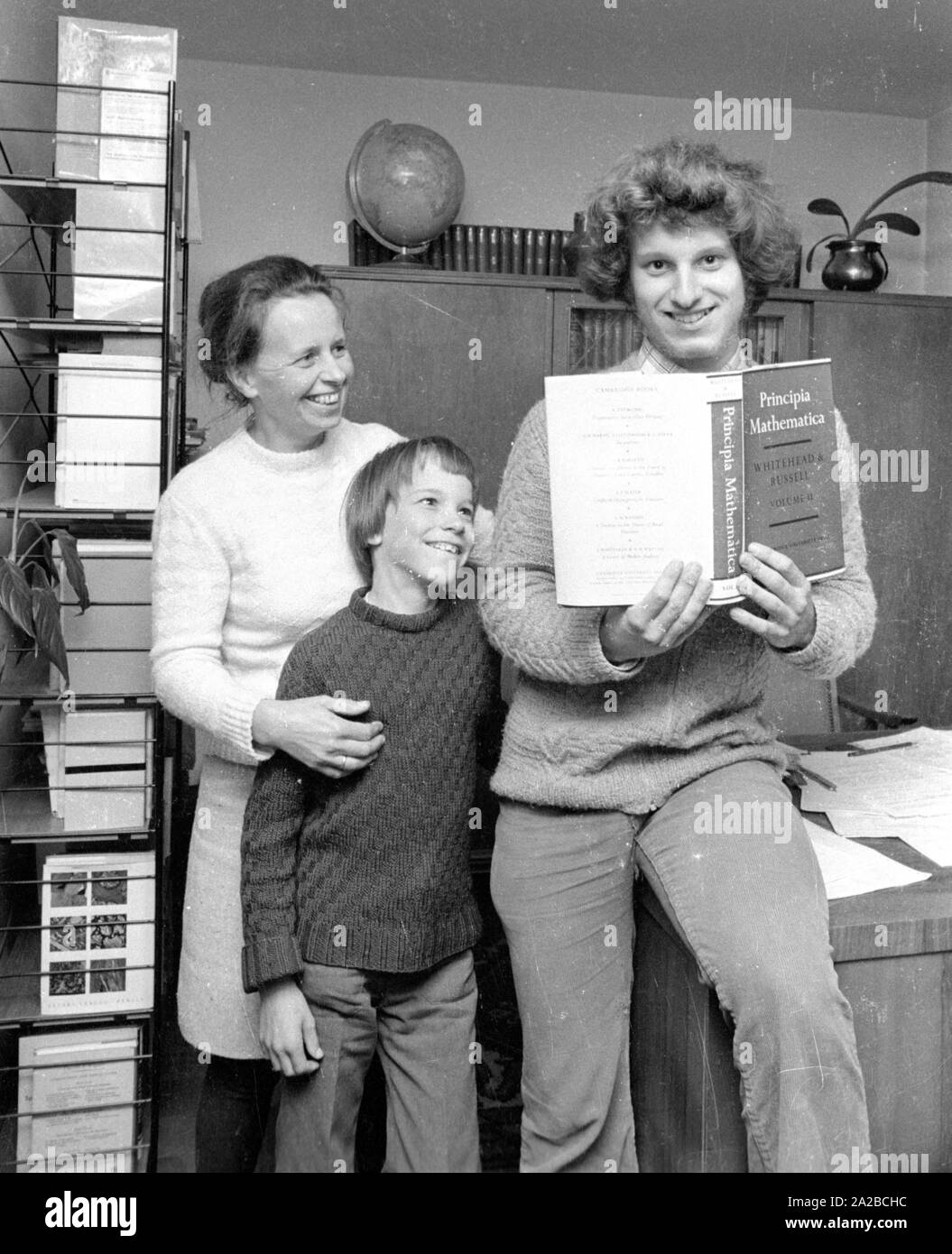 Computing wonder Elmar Eder (r.) with a math book. Next to him is probably his mother Elfie and his brother Raimund. Stock Photo