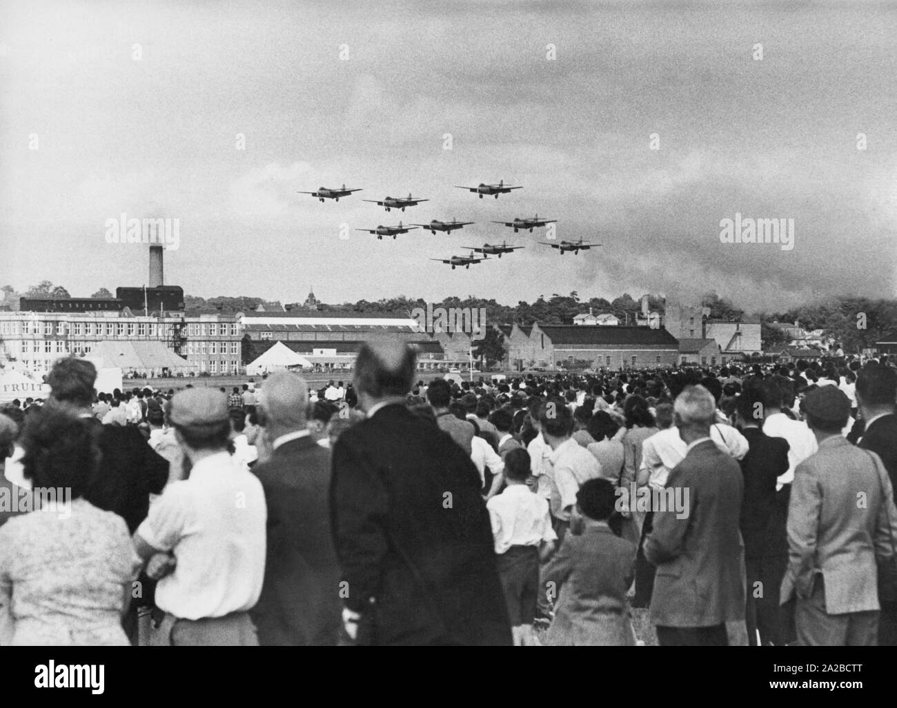 Spectators at the Farnborough International Airshow, 1971. Copyright Notice: Max Scheler / SZ Photo. Stock Photo