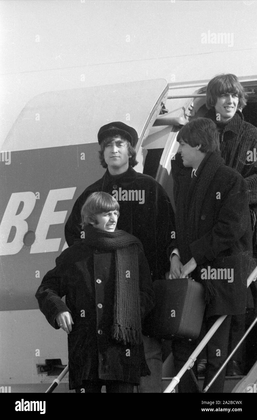 'The Beatles' on the gangway of their British European Airways aircraft after landing at the Salzburg-Maxglan airport. In the picture, from left to right: Ringo Starr, John Lennon, Paul McCartney and George Harrison. Stock Photo