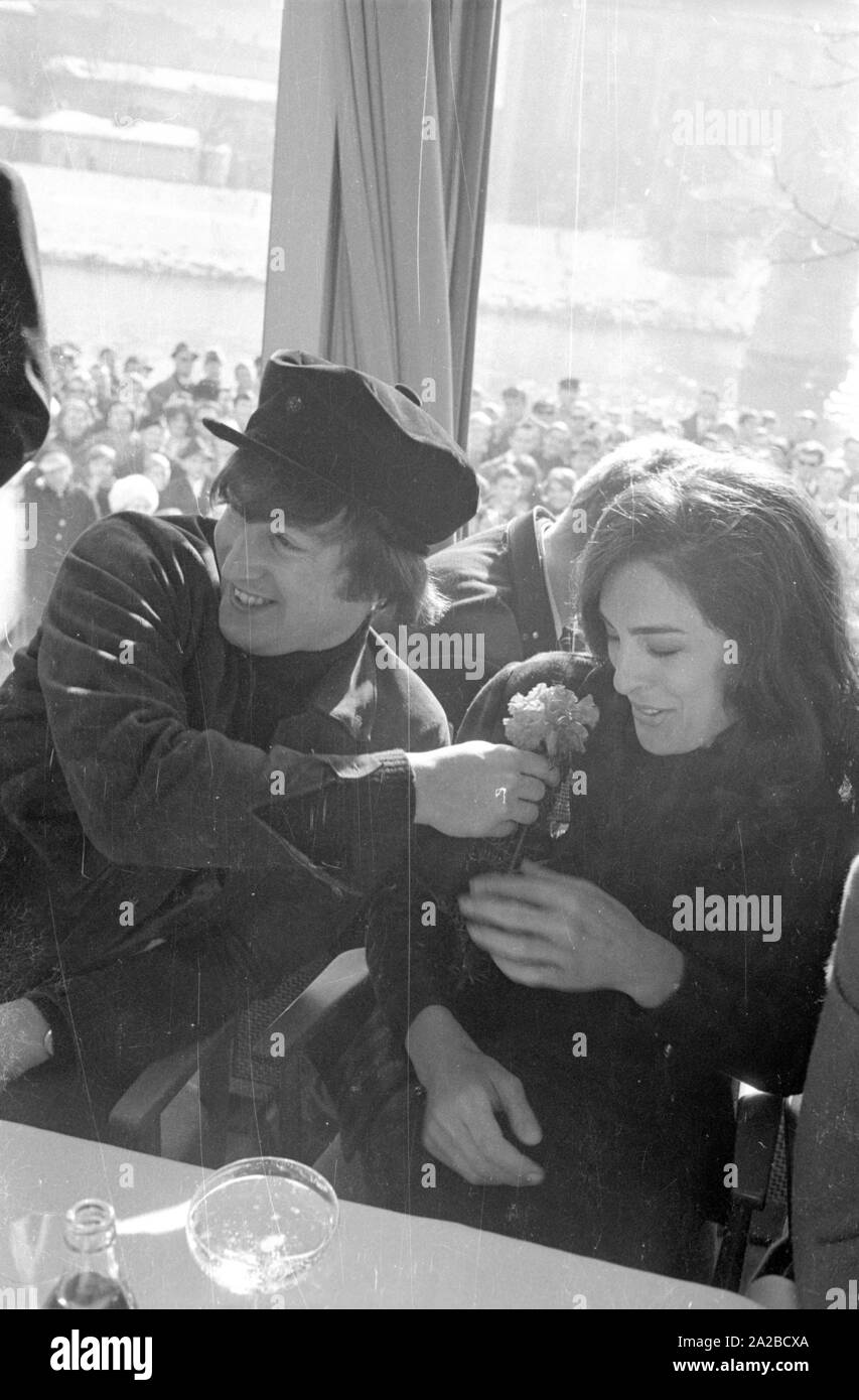 Press conference of the British band 'The Beatles' in the 'Österreichischer Hof' in Salzburg on the occasion of the shooting of the film 'Help'. In the picture, from left: John Lennon and actress Eleanor Bron. Stock Photo