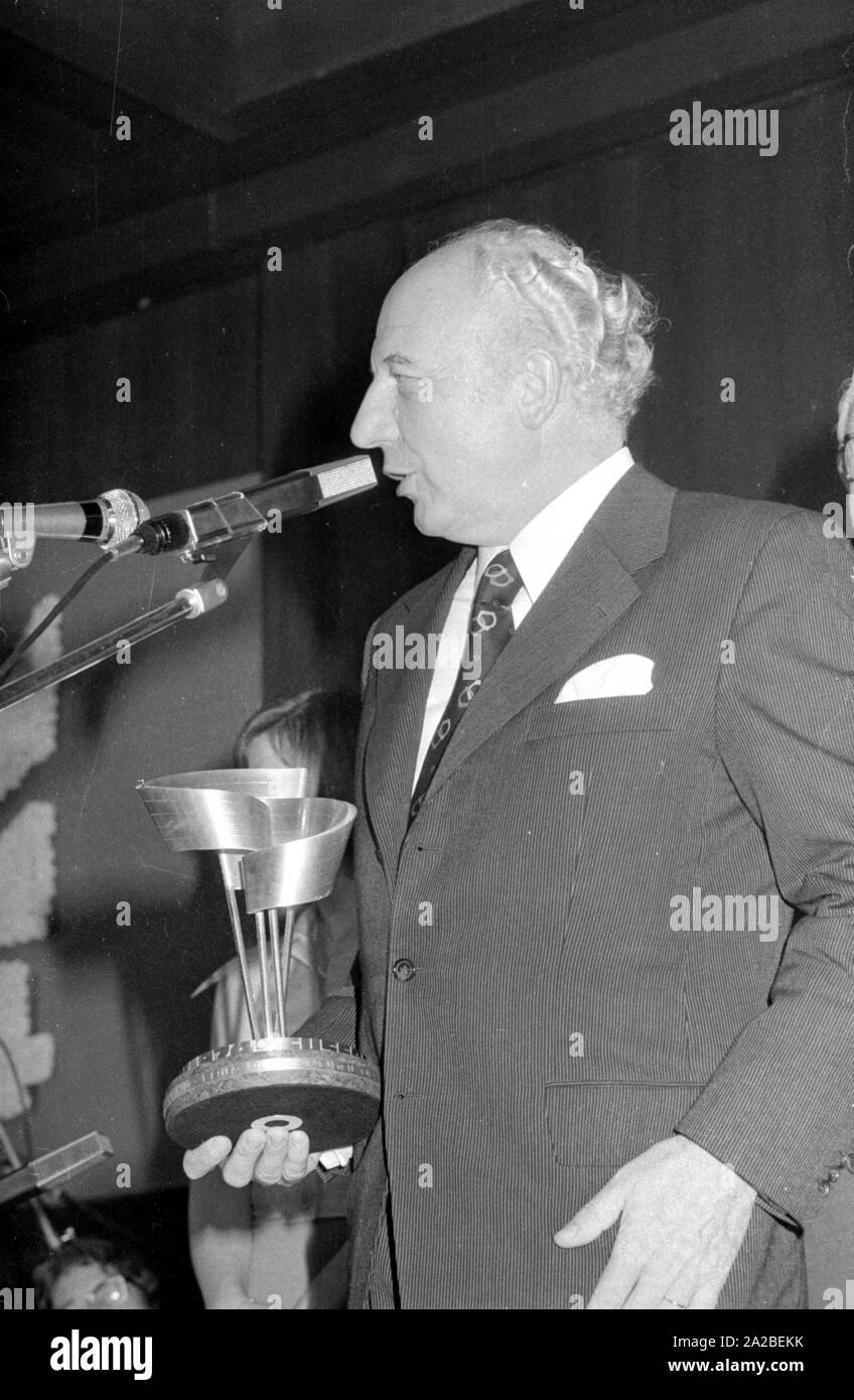 Federal President Walter Scheel at the banquet in the Hilton Hotel in Munich. Scheel holds the Fairness Cup. Stock Photo
