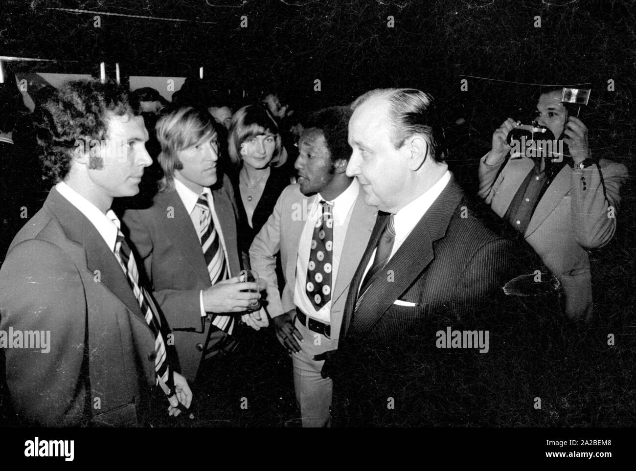 Franz Beckenbauer (l.), Günter Netzer (2nd from left), and Hans-Dietrich Genscher (r.) at the banquet of the Federal President in the Hilton Hotel in Munich. Stock Photo