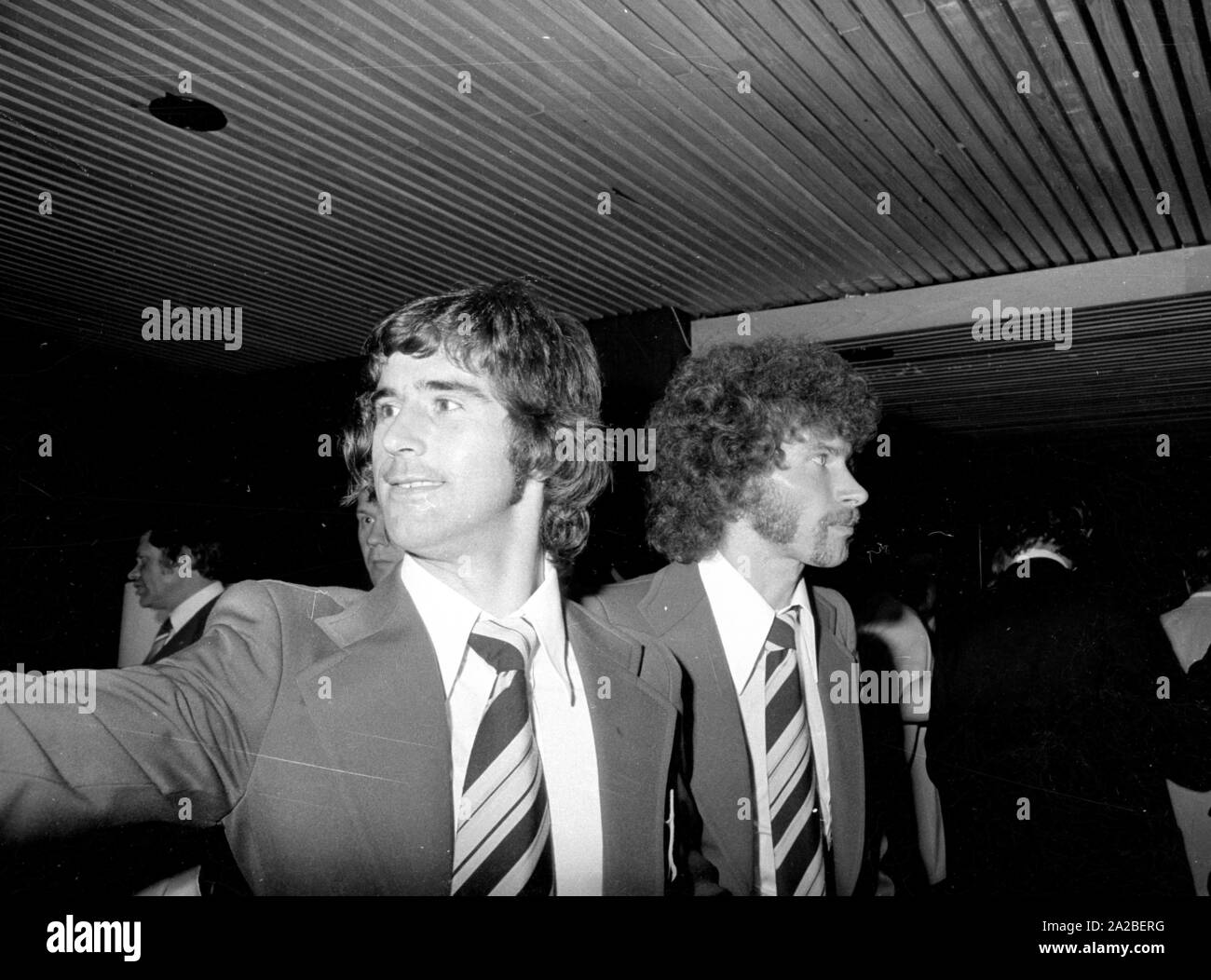 The footballers Gerd Müller (l.) and Paul Breitner (r.) at the banquet of the Federal President in the Hilton Hotel in Munich. Stock Photo