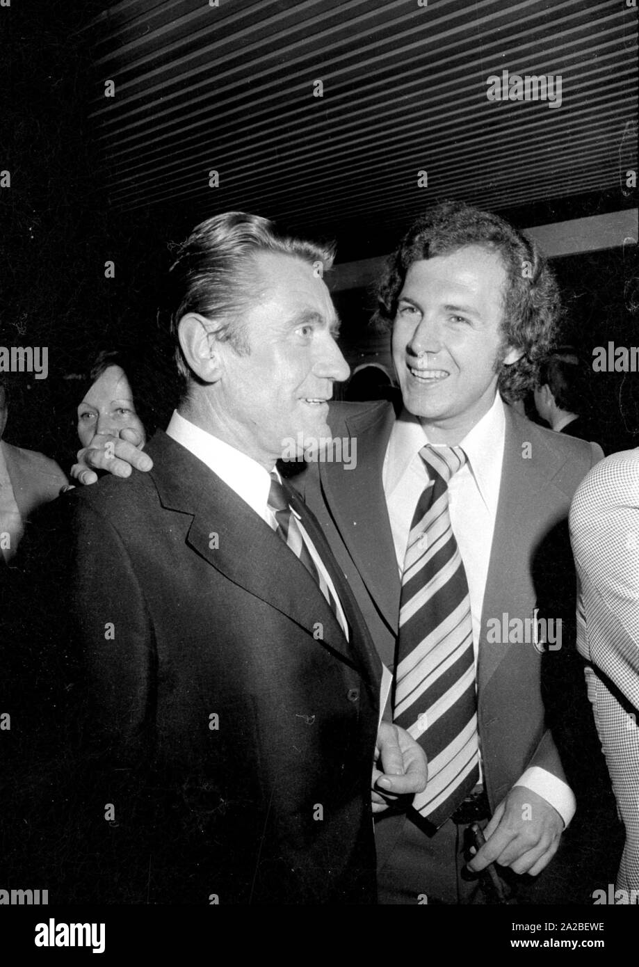 The Munich police chief Manfred Schreiber (left) and footballer Franz Beckenbauer (r.) at the banquet of the Federal President in the Hilton Hotel in Munich. Stock Photo