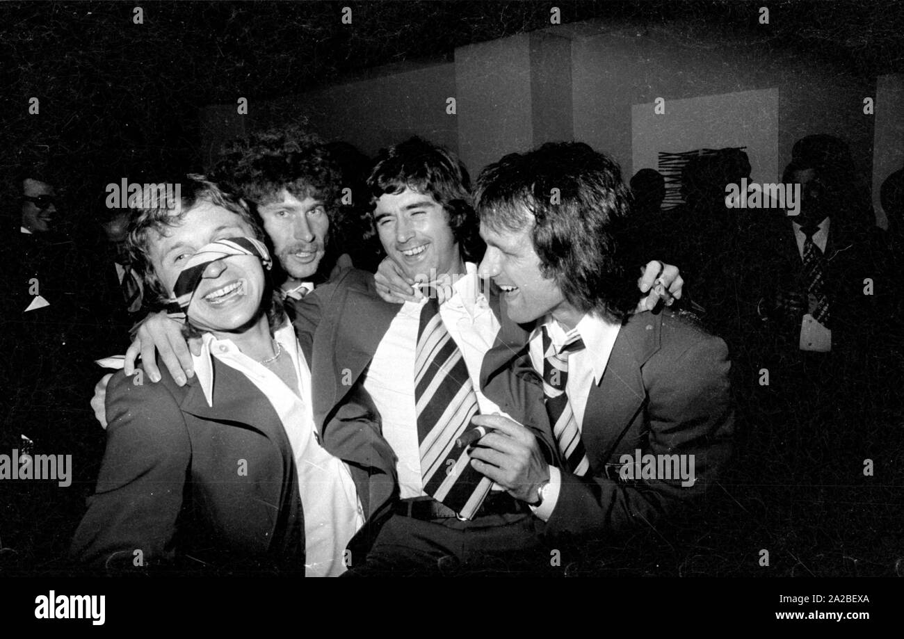 From left: Heinz Flohe, Paul Breitner (behind), Gerd Müller and Wolfgang  Overath at the banquet of the Federal President at Hotel Hilton in Munich  Stock Photo - Alamy