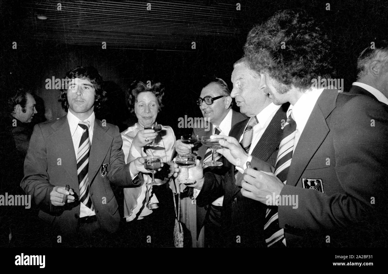 From left: Gerd Müller (l.), the Bavarian Prime Minister Alfons Goppel (2nd from right) and Paul Breitner (r.) at the banquet of the Federal President in the Hilton Hotel in Munich. Stock Photo
