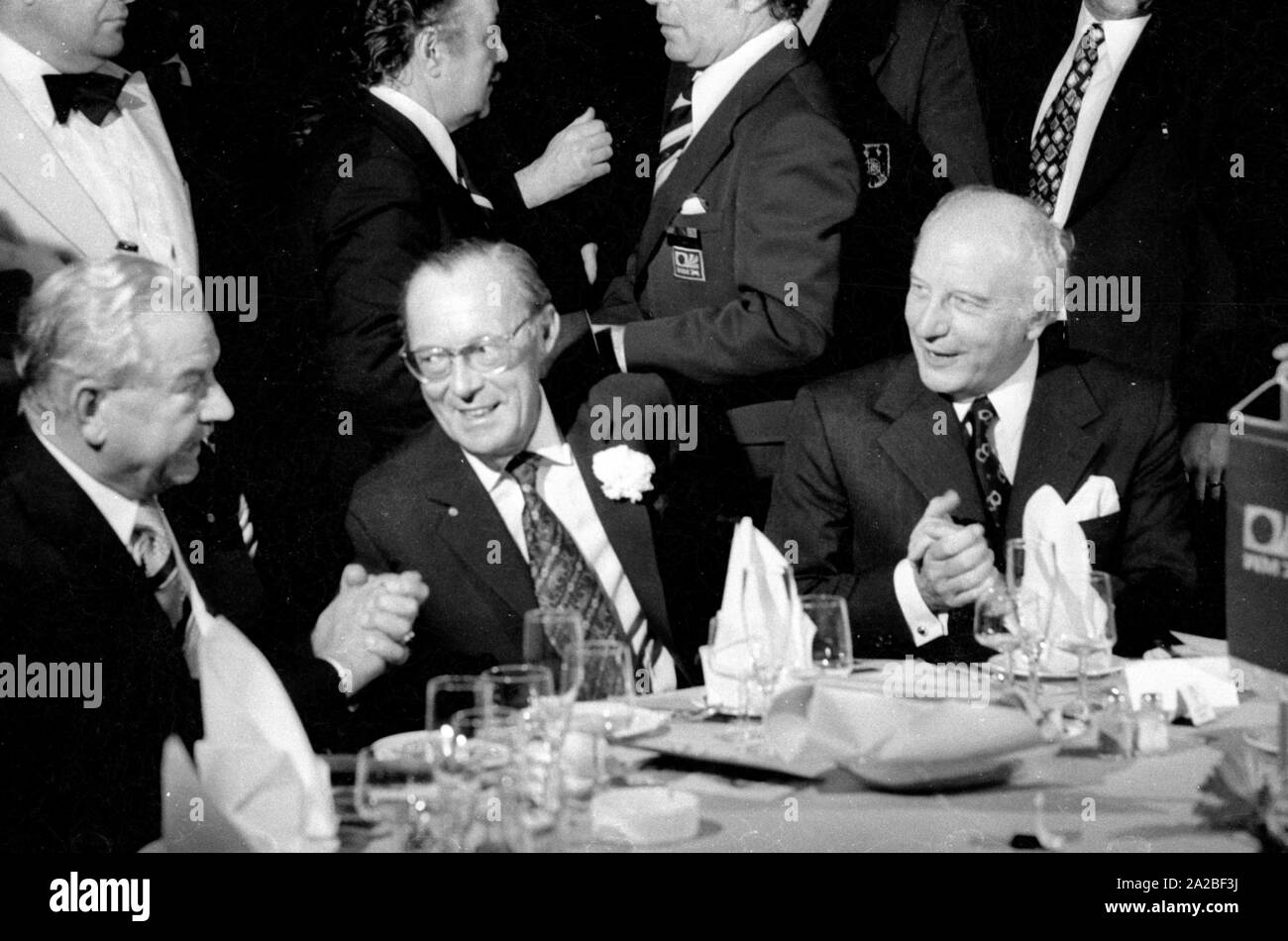 The Bavarian Prime Minister Alfons Goppel (l.), the Dutch Prince Bernhard zur Lippe-Biestfeld (center) and Federal President Walter Scheel (r.) at the banquet in the Hilton Hotel in Munich. Stock Photo