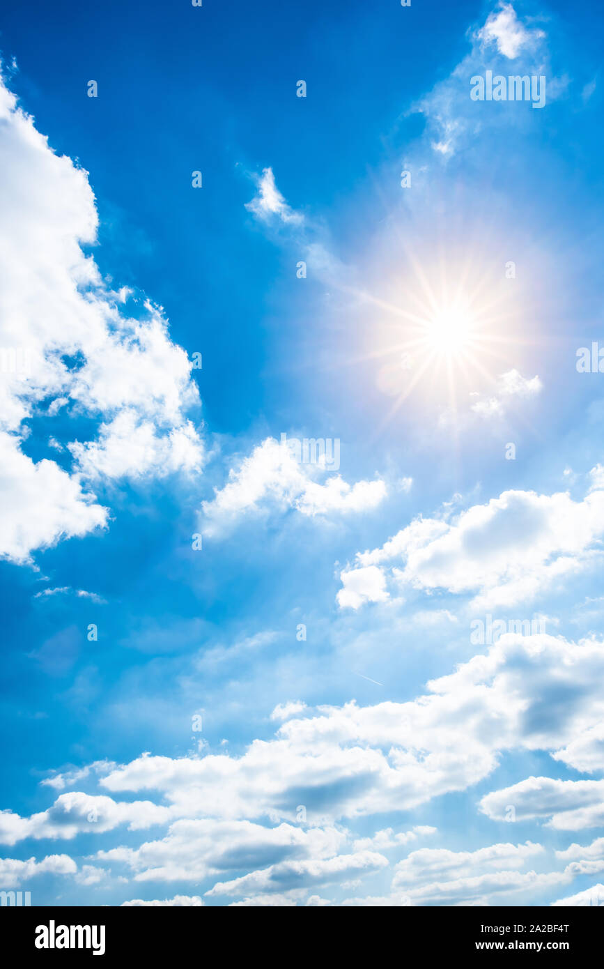 Blauer Himmel Mit Wolken Und Sonne Als Hintergrund Stock Photo Alamy