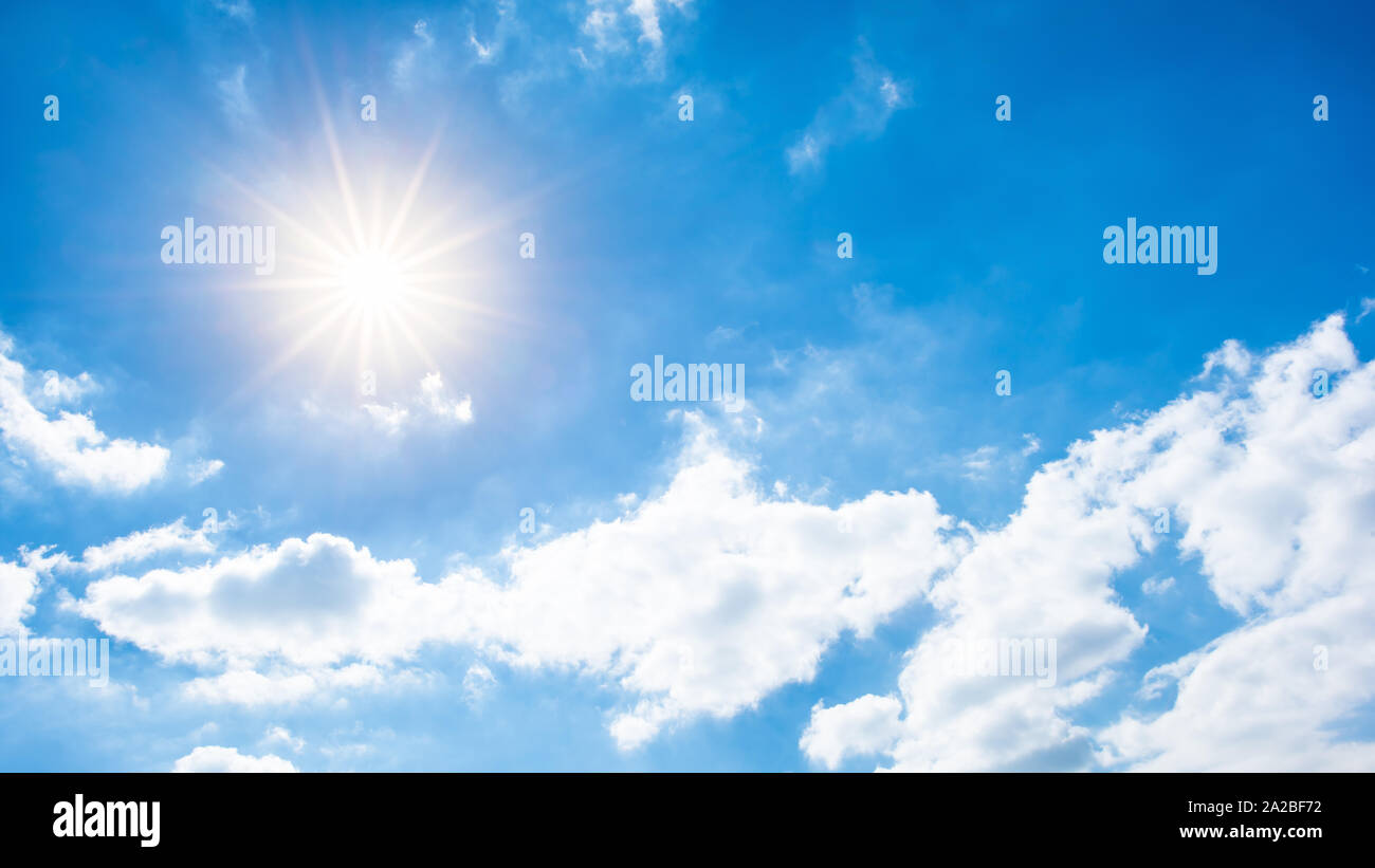 Sommer Hintergrund Blauer Himmel Mit Wolken Und Sonne Stock Photo Alamy