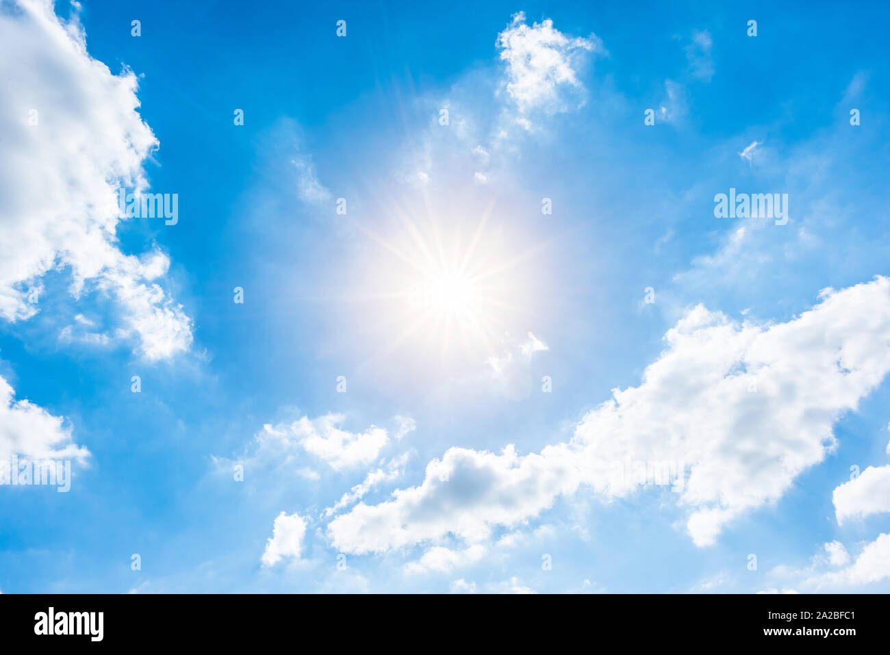 Blauer Himmel mit Sonne und Wolken Stock Photo