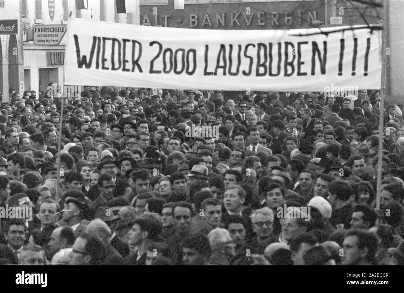 People demonstrate on the Kornmarktplatz in Bregenz, they want the newest ship of the Austrian Bodensee fleet to be named 'Vorarlberg'. The inhabitants of the homonymous federal state reject the ship name 'Karl Renner'. On the banner: 'Again 2000 rascals!!!'. This public debate, which lasted from 1964 to 1965, went down in history as the 'Fussachaffaere' ('Fussach affair'). Stock Photo