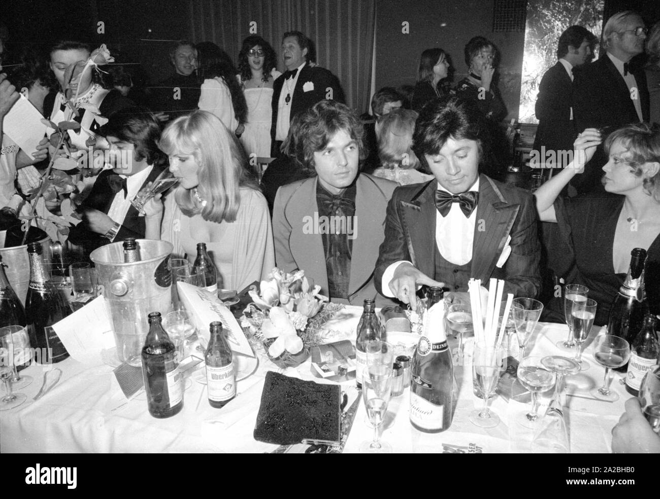 The schlager singers Roy Black (l.), Chris Roberts (2nd from right) and Rex Gildo (r.) at the German Film Ball 1974 in the Bayerischer Hof. Stock Photo
