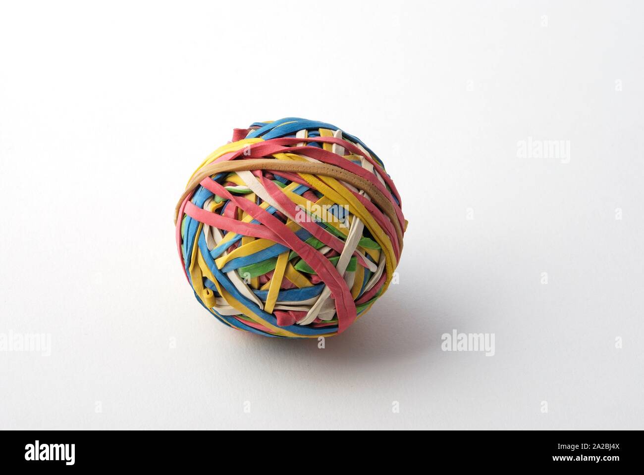 Elastiques formant une boule multicolore Stock Photo - Alamy