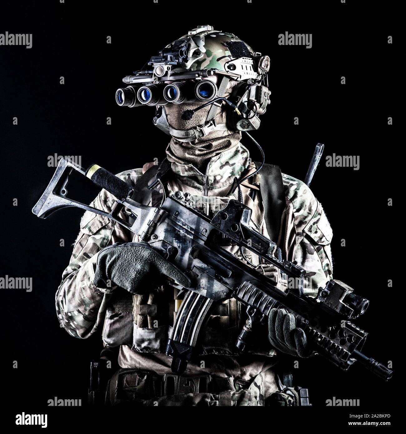 Marine rider in camouflage uniform and face mask, patrolling in darkness  with quad-tube night vision goggles on battle helmet, holding modern  assault Stock Photo - Alamy