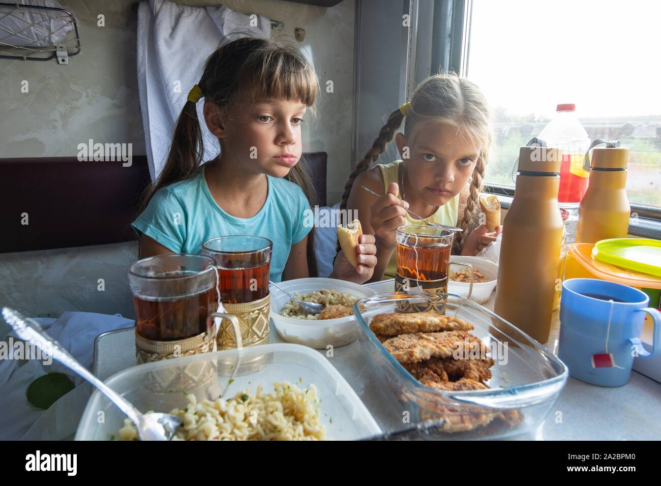 Еда в поезд детям летом. Девочка обедает. Вещи в поезд с детьми. Еда в поезд с детьми. В поезде что кушать детям.