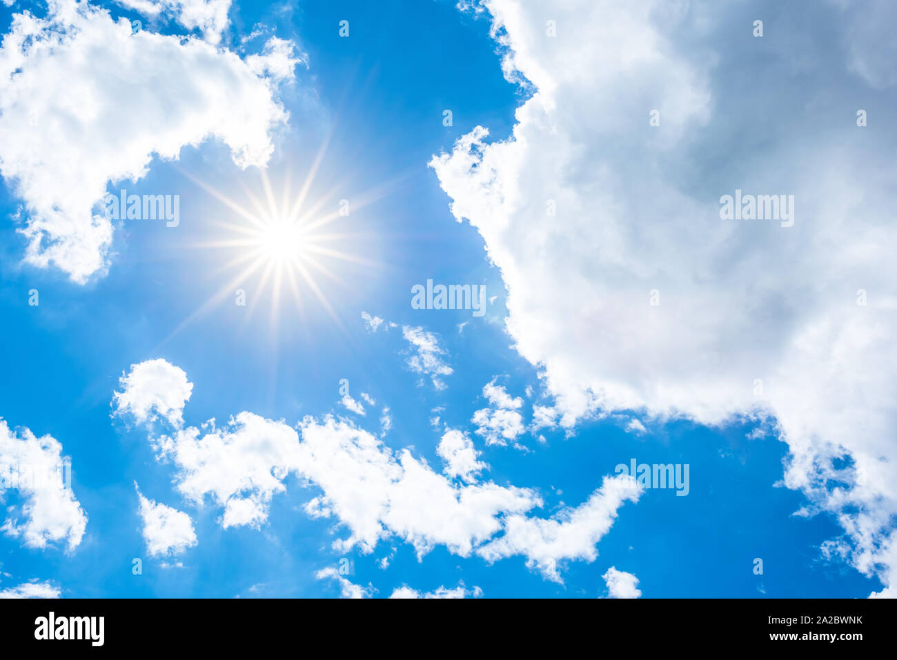 Sommer Hintergrund, blauer Himmel mit Sonne und Wolken Stock Photo