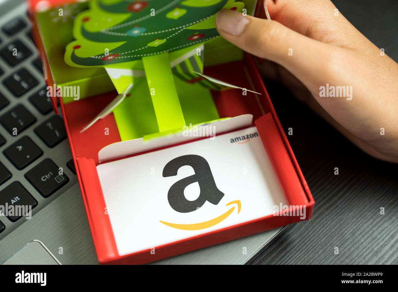 Llevando al menos esponja Amazon gift card as a Christmas present Stock Photo - Alamy