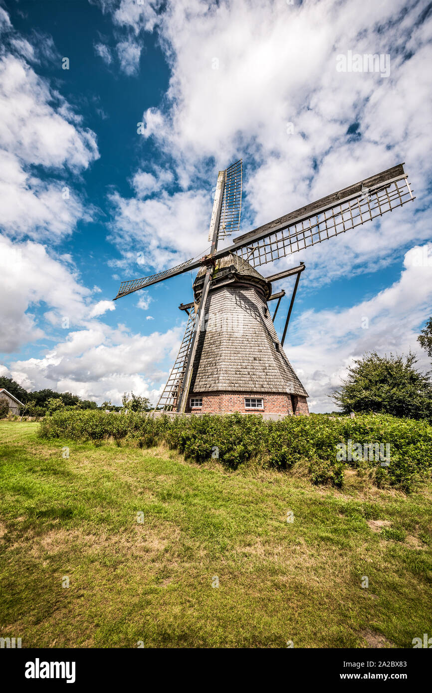 Historische Windmühle bei Sonnenschein Stock Photo