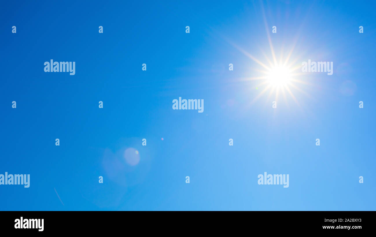 Sommer Hintergrund - blauer Himmel mit Sonne Stock Photo