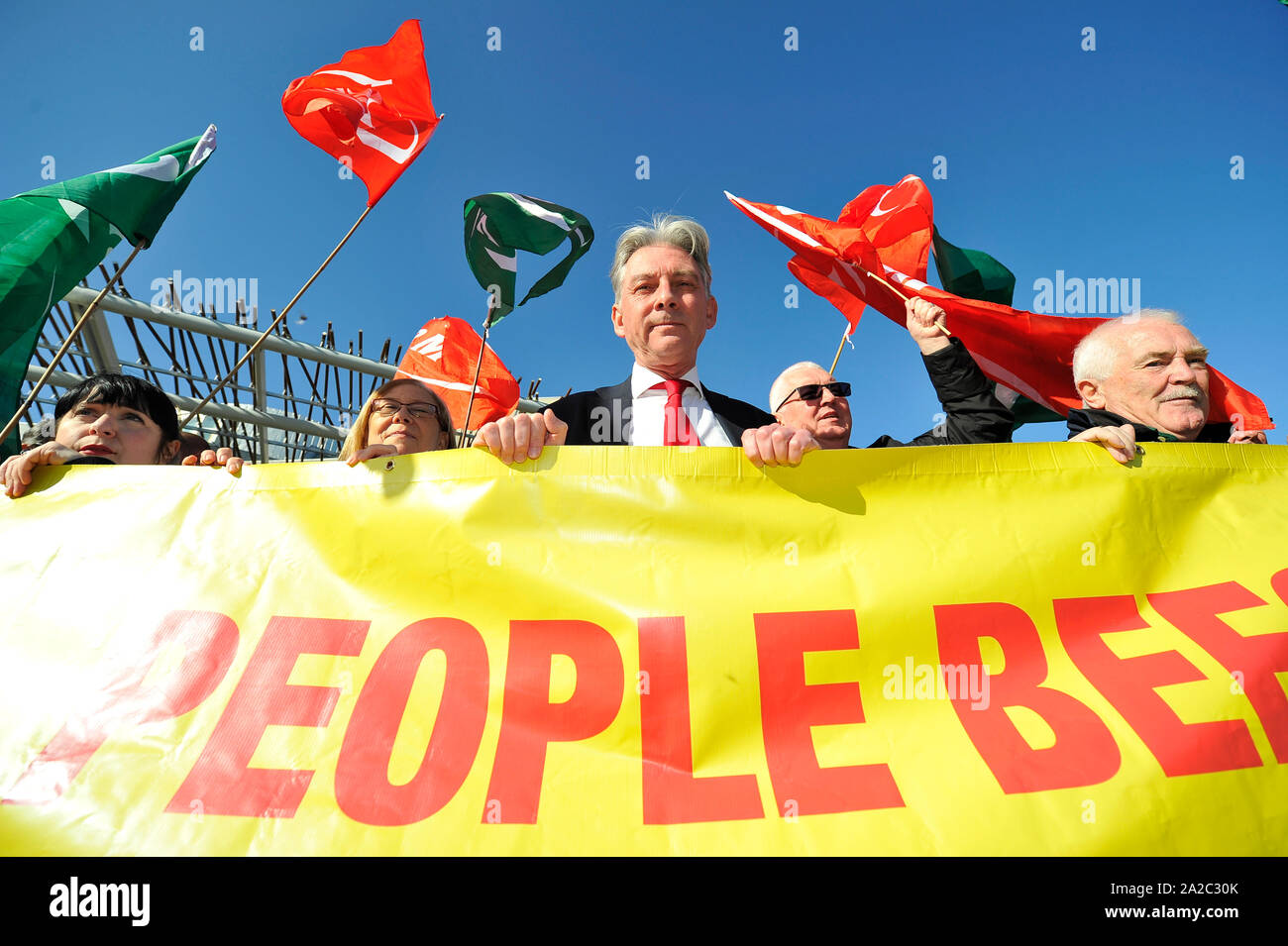 Edinburgh, UK. 02nd Oct, 2019. Edinburgh, 2 October 2019. Scottish Labour leader Richard Leonard (pictured in centre) addresses a rally of railway workers who have come to the Scottish Parliament to show their support for Labour's plans to end the Abellio ScotRail franchise early. Credit: Colin Fisher/Alamy Live News Stock Photo