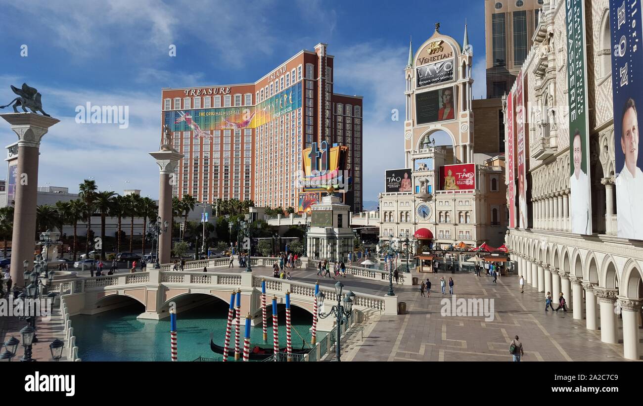 Las vegas aerial 2000s hi-res stock photography and images - Alamy