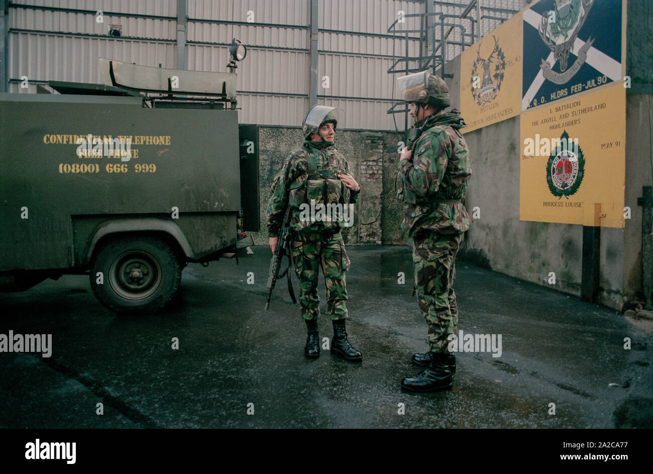Soldiers from the Queen's Own Highlanders army regiment, on patrol in Belfast, Northern Ireland, in December 1992. Stock Photo