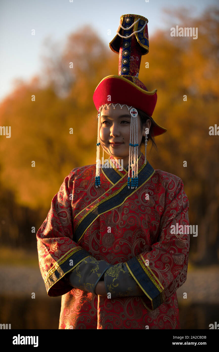 https://c8.alamy.com/comp/2A2CBDB/beautiful-young-woman-posing-in-traditional-mongolian-dress-in-sunset-light-ulaanbaatar-mongolia-2A2CBDB.jpg