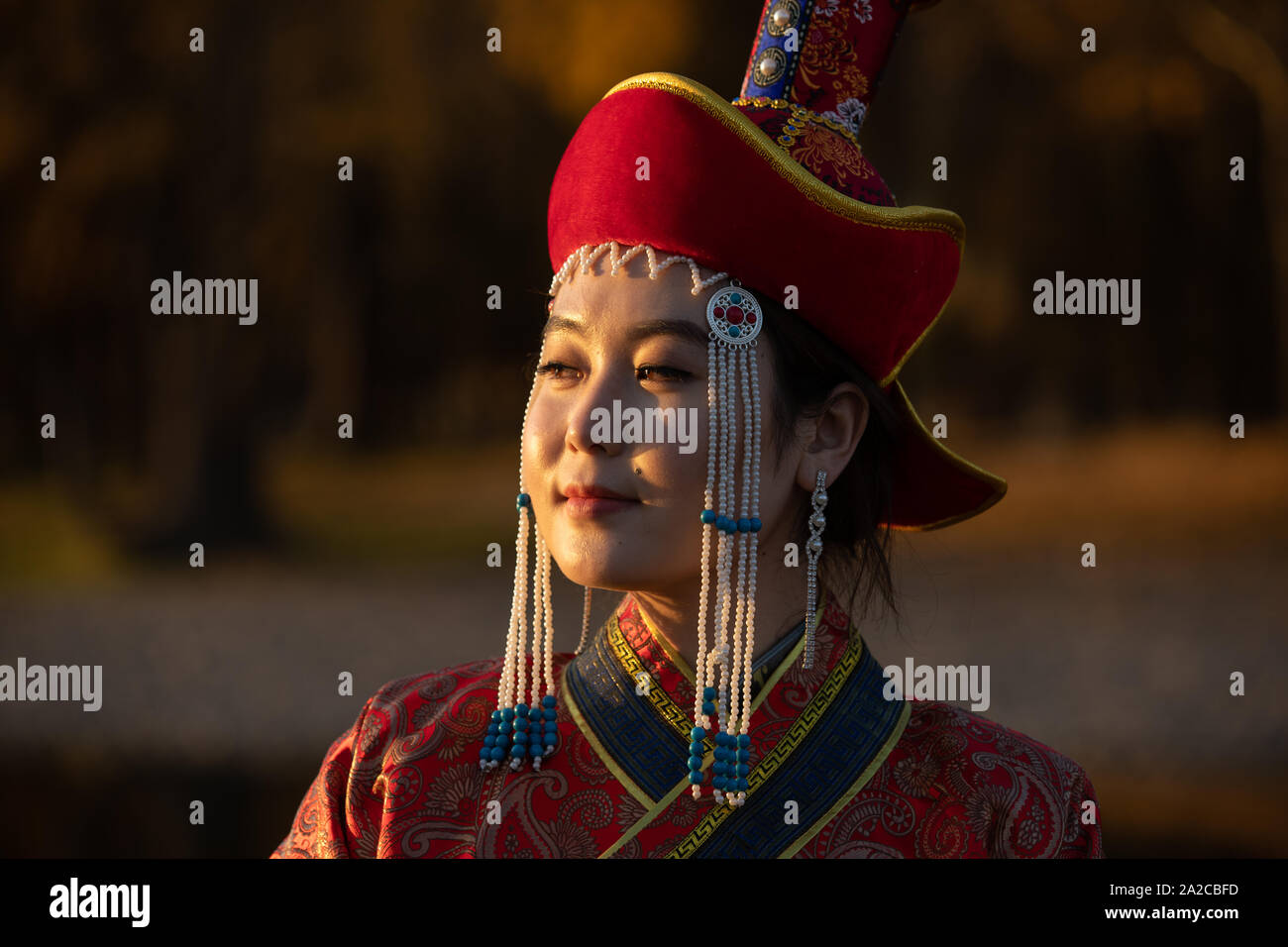 https://c8.alamy.com/comp/2A2CBFD/beautiful-young-woman-posing-in-traditional-mongolian-dress-in-sunset-light-ulaanbaatar-mongolia-2A2CBFD.jpg