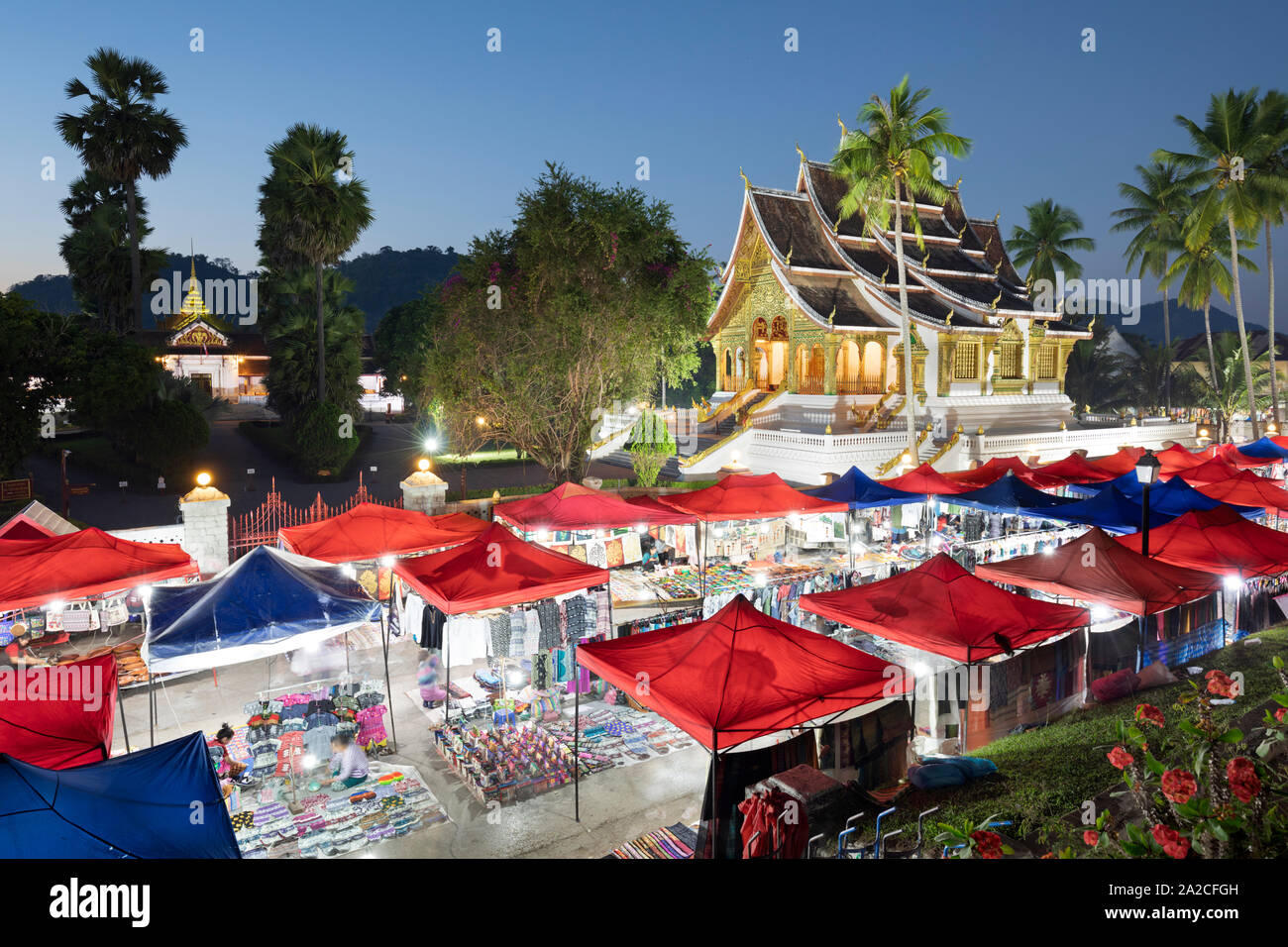 Night market along Th Sisavangvong with Wat Ho Pha Bang Buddhist temple, Luang Prabang, Luang Prabang province, Northern Laos, Laos, Southeast Asia Stock Photo