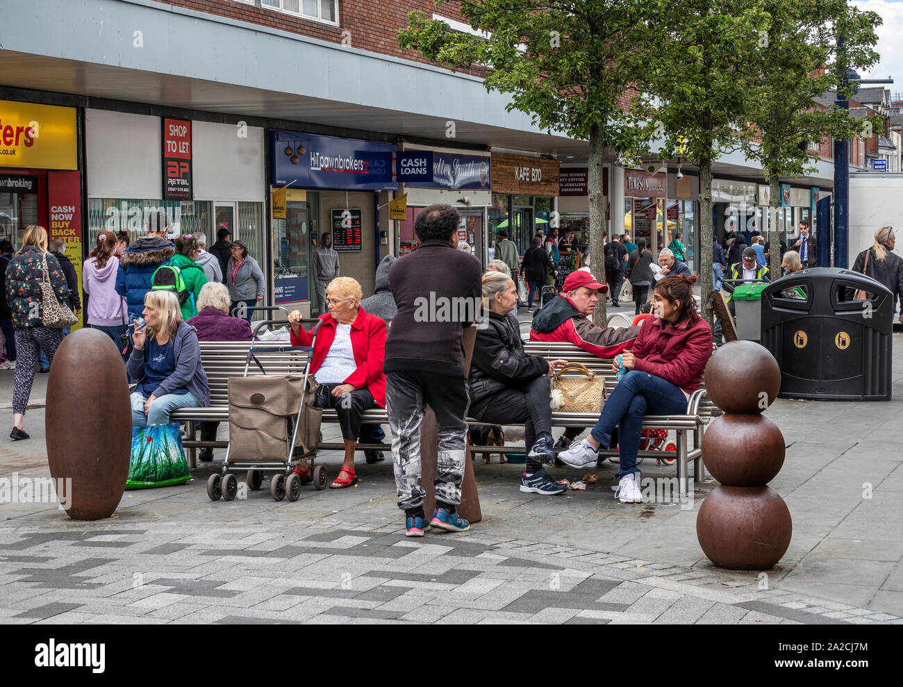 Local shoppers on the High Street, West Bromwich, West Midlands, UK. With shop to let in background. Stock Photo