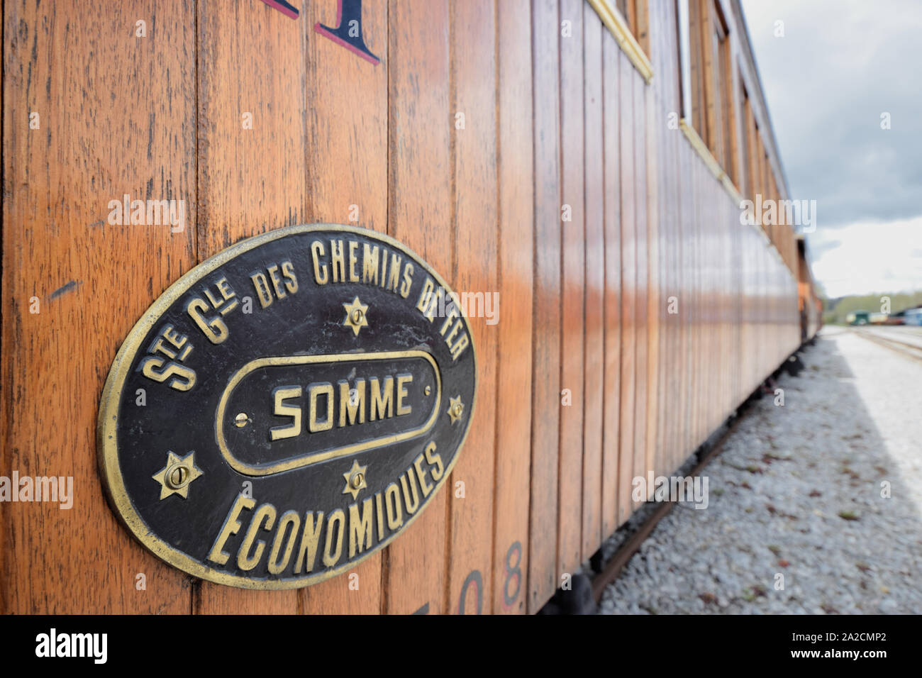Wagons du petit train de la baie de Somme au dépot  de Saint Valery sur Somme, en cours de restauration, plaque societé des chemins de fer économiques Stock Photo