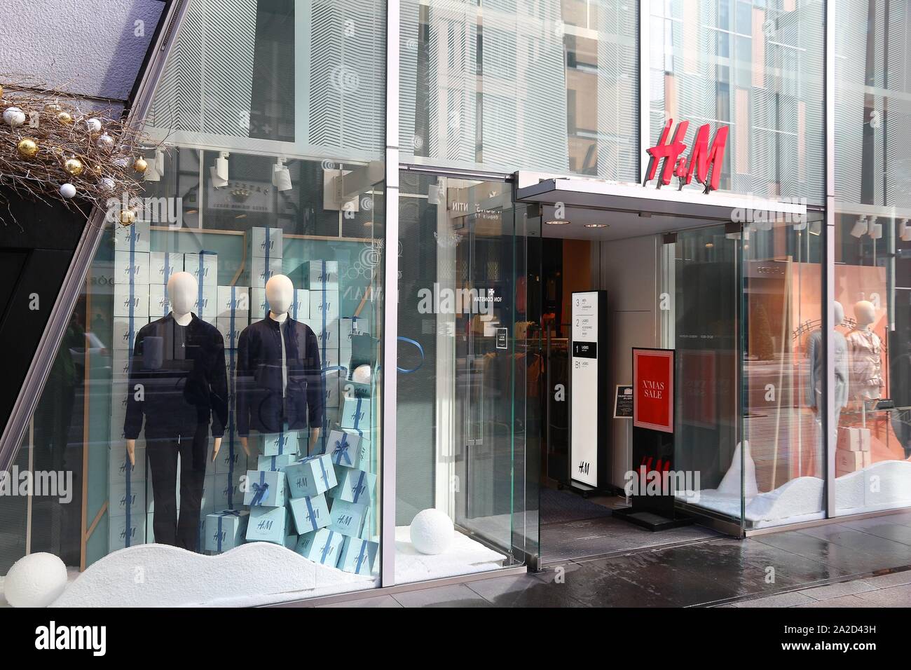 H&m store tokyo hi-res stock photography and images - Alamy