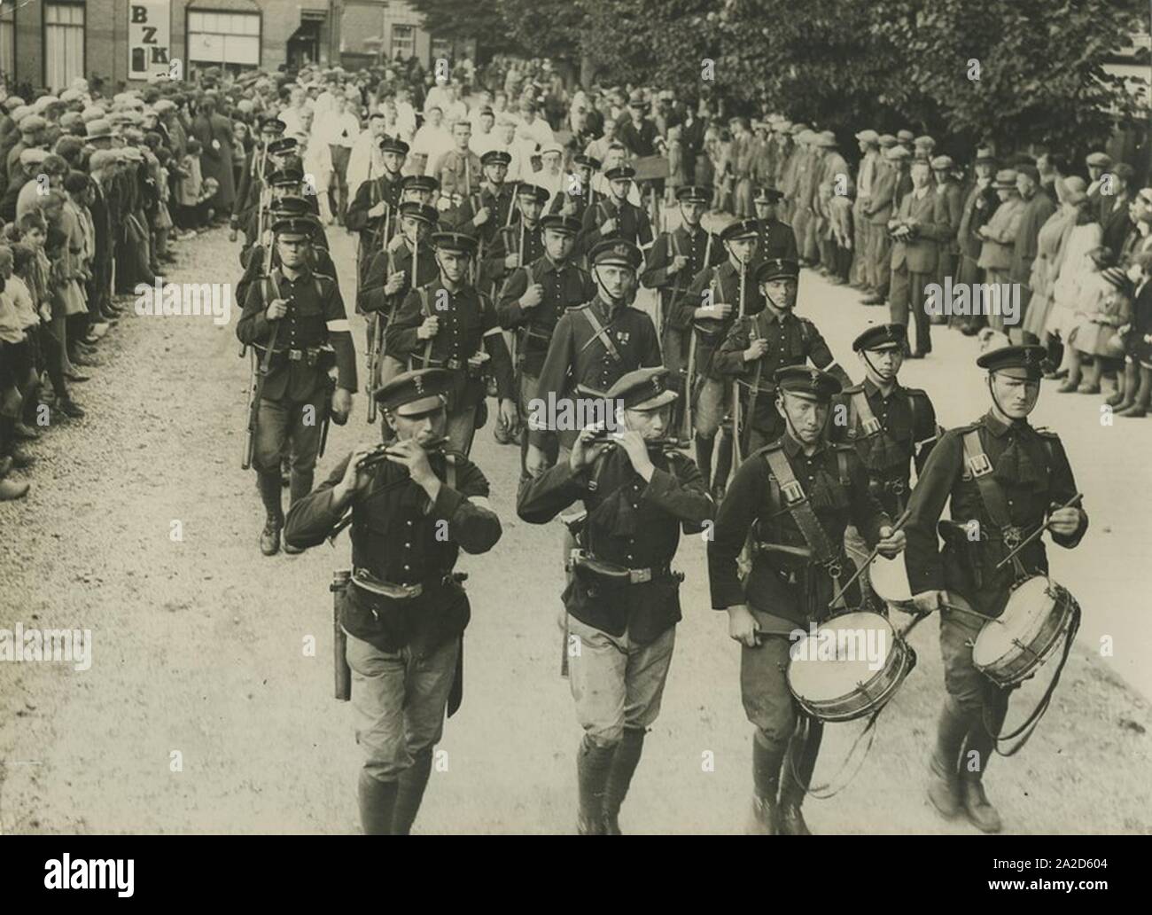 Een detachement mariniers passeert Wijchen tijdens de 22e vierdaagse. – Stock Photo