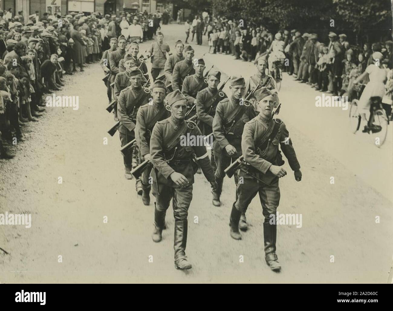 Een detachement artilleristen passeert Wijchen tijdens de 22e vierdaagse. – Stock Photo