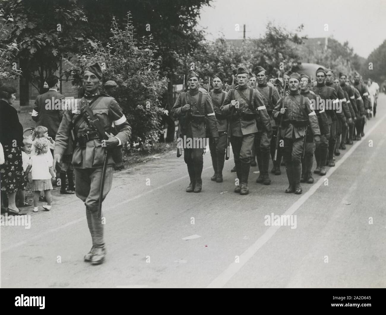 Een detachement Nederlandse militairen op de eerste dag van de 27e Vierdaagse. – Stock Photo