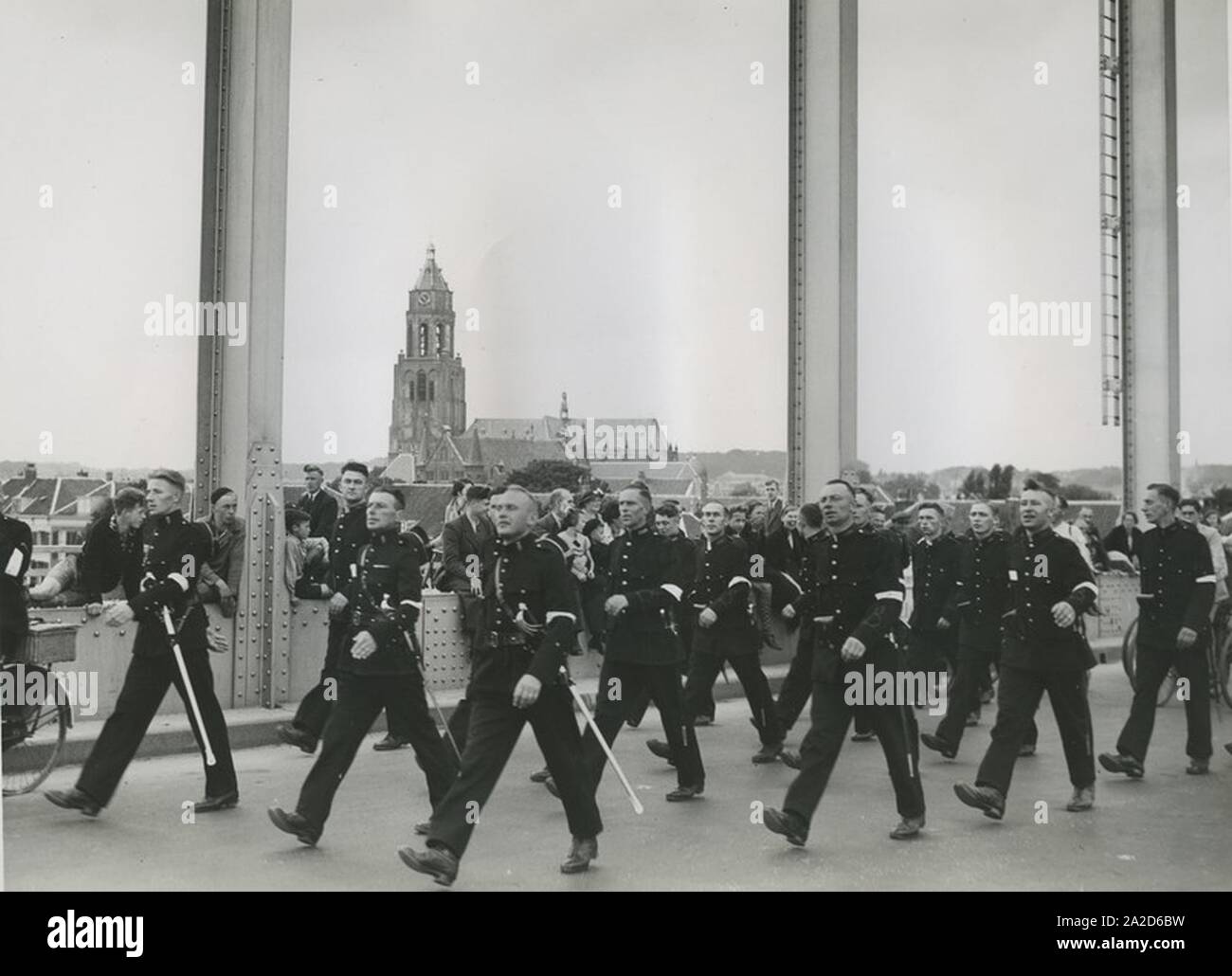 Een groep agenten van politie op de Rijnbrug de derde dag van de 27e Vierdaagse. – Stock Photo