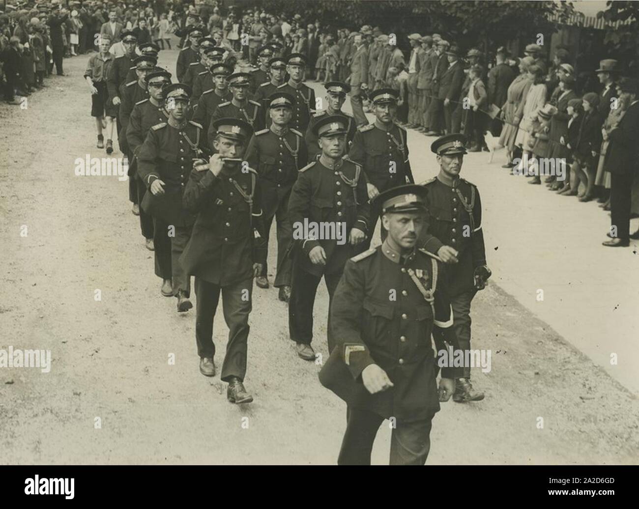 Een groep agenten van politie passeert Wijchen tijdens de 22e vierdaagse. – Stock Photo