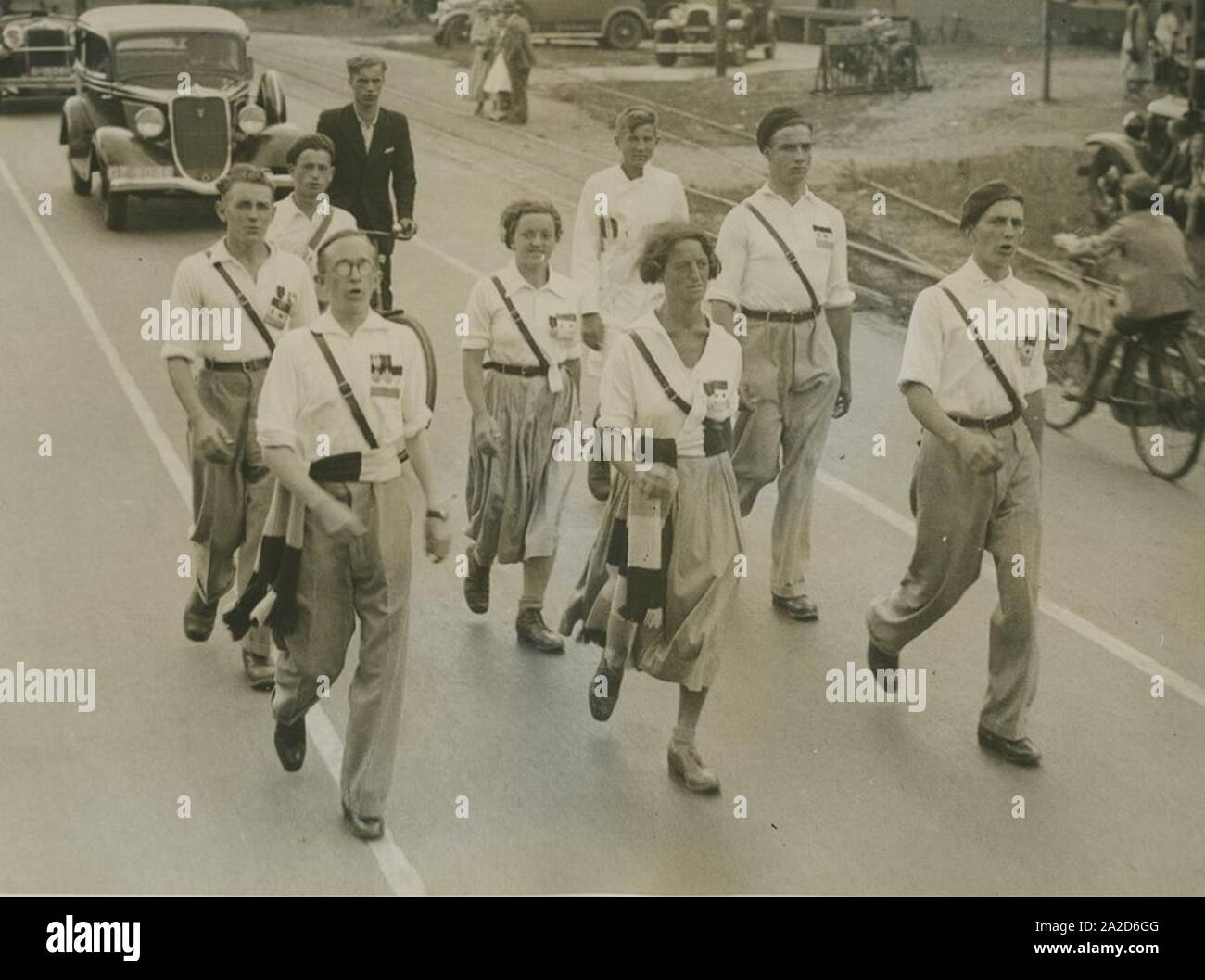 Een groep burgerdeelnemers onderweg op de vierde dag van de 24e vierdaagse. – Stock Photo