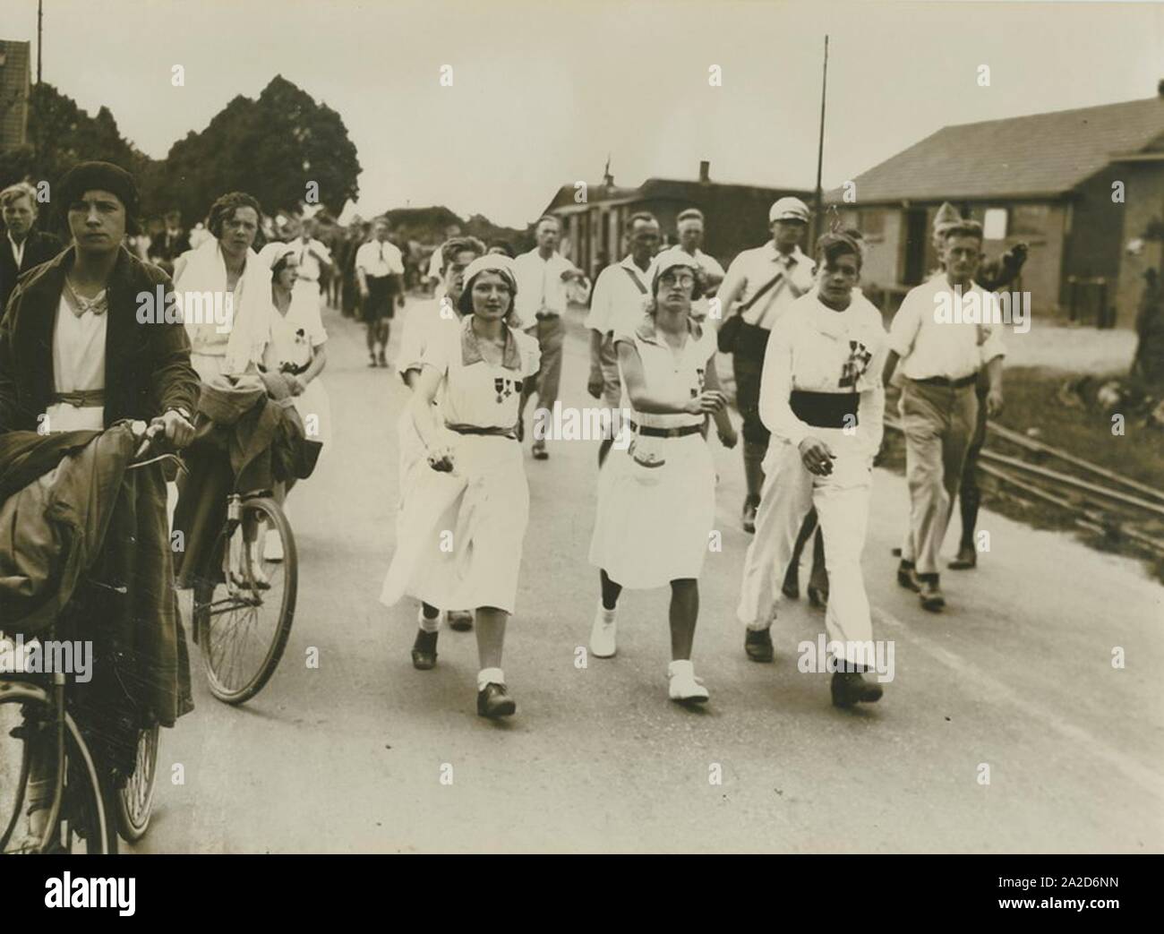 Een groep wandelaars onderweg tijdens de 22e vierdaagse. – Stock Photo