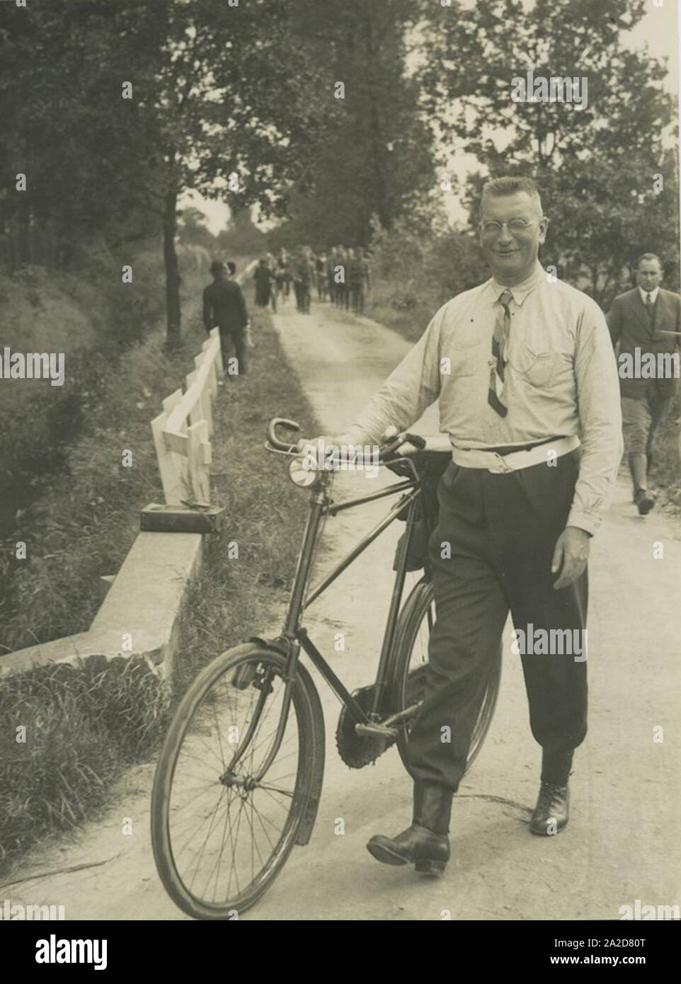 Een verzorger met zijn fiets gaat te voet tijdens de 20e vierdaagse. – Stock Photo