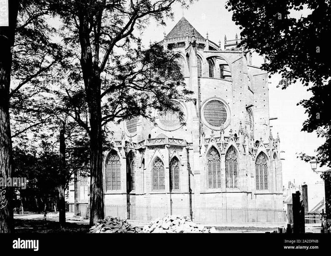 Eglise NotreDame Abside ManteslaJolie Médiathèque de