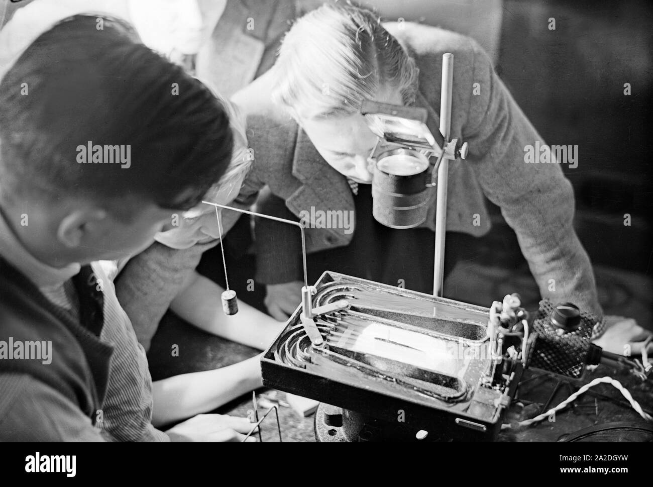 Flugschüler lernen Theorie mit einem Overhead Projektor, Deutschland 1930er Jahre. Pilot trainees learning flight theory with a lecture of an overhead projector, Germany 1930s. Stock Photo