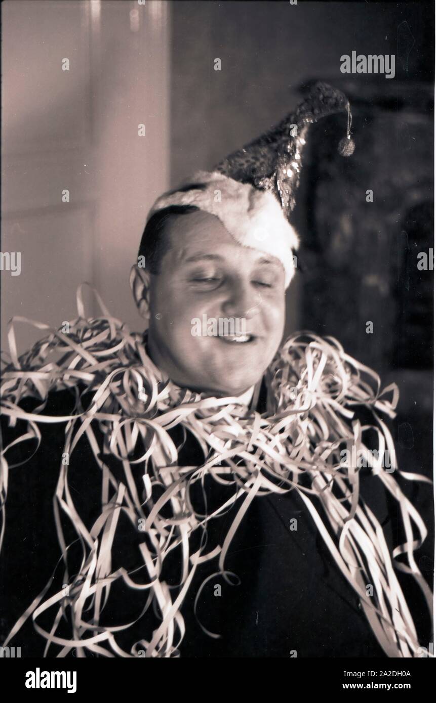 Mainzer Karneval Der Prinz der Fastnacht in Mainz, Martin Ohaus im Jahre 1938 bei einem Glas Sekt auf einem Abendempfang, zum hundertjährigen Jubiläum des Mainzer Carneval Verein (MCV) Stock Photo