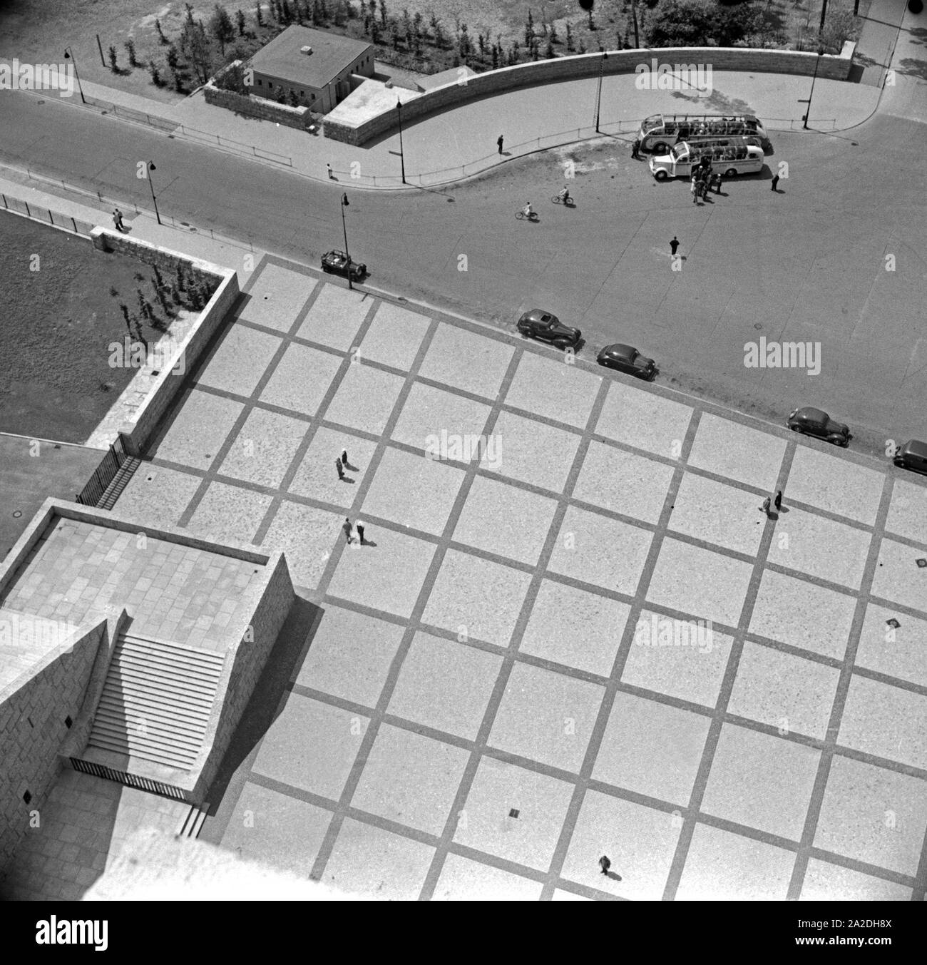 Blick vom Aussichtsturm des Reichssportfelds auf den Vorplatz des Stadions, Berlin 1936. View from the watchout of the Reichssportfeld to the areaway of the stadium, Berlin 1936. Stock Photo