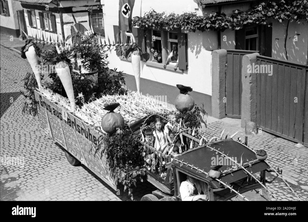 Auch die Stadt Karlsruhe hat einen Motivwagen zum Umzg beim Rettichfest nach Schifferstadt geschickt, Deutschland 1930er Jahre. The city of Karlsruhe also sent a parade float to the pageant at the annual radish fair at Schifferstadt, Germany 1930s. Stock Photo