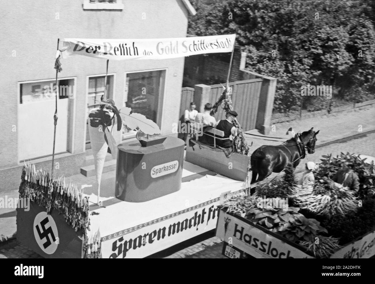Auch die Sparkasse hat einen Motivwagen im Festumzug beim Rettichfest in Schifferstadt, Deutschland 1930er Jahre. The Sparkasse provident bank also has its parade float at the pageant of the annual radish fair at Schifferstadt, Germany 1930s. Stock Photo