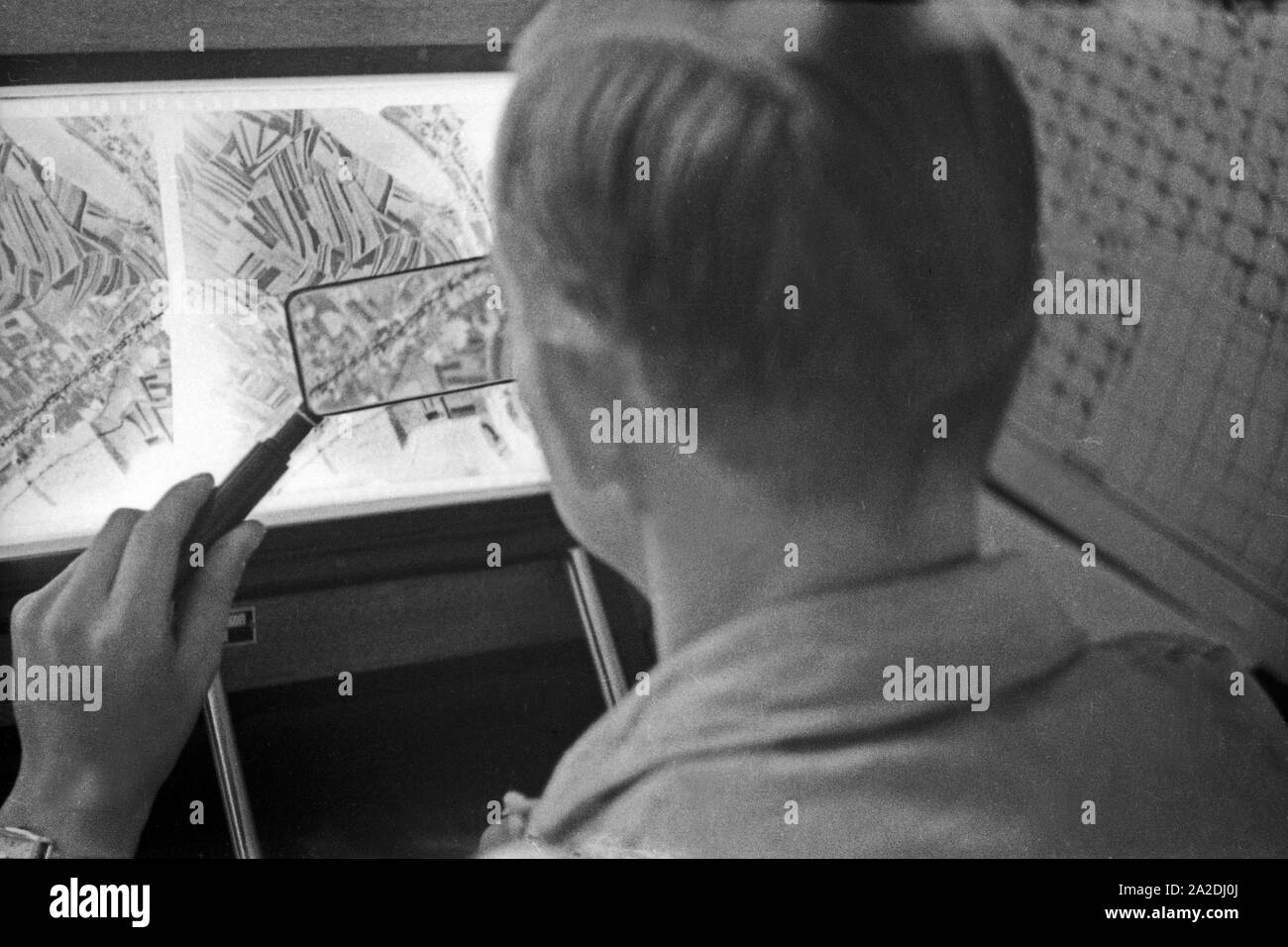 Das Auswerten von Luftbildern bei der Flieger Ausbildungsstelle Schönwalde, Deutschland 1930er Jahre. Analyzing aerial photos, Germany 1930s. Stock Photo