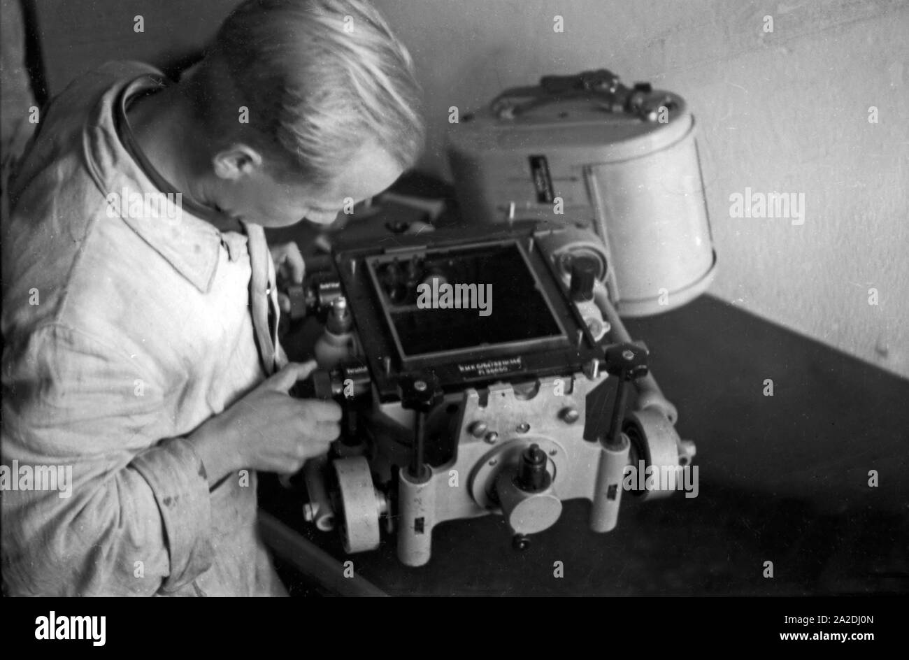 Rekrut der Flieger Ausbildungsstelle Schönwalde beim Einrichten einer Luftbildkamera, Deutschland 1930er Jahre. Recruit installing an air camera, Germany 1930s. Stock Photo