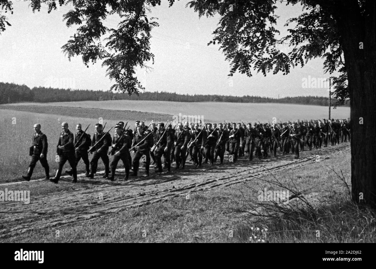 Nach bestandener Geländeübung zieht die Staffel mit den Rekruten der Flieger Ausbildungsstelle Schönwalde wieder zurück ins Quartier, Deutschland 1930s. After the field exercise the squadron of recruits is marching back to the barracks, Germany 1930s. Stock Photo